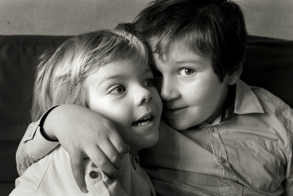 due fratellini si dicono i segreti