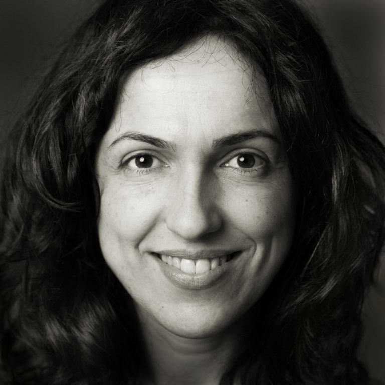 primo piano naturale in bianco e nero della donna sorridente