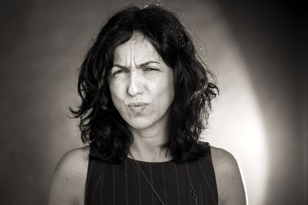 ritratto donna con smorfia