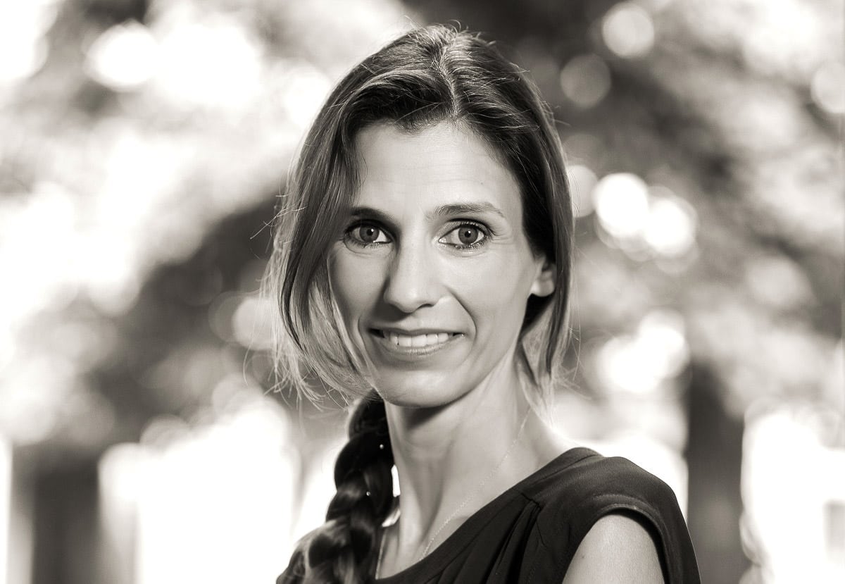 donne sorridenti in vetrina