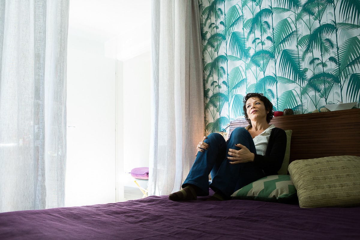 maria chiara sul letto nella sua casa con tappezzeria a fiori