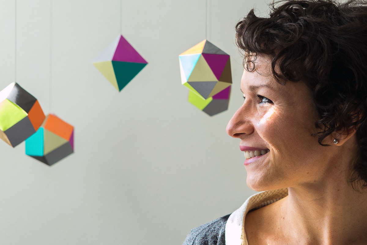 ritratto di profilo con pendenti geometrici
