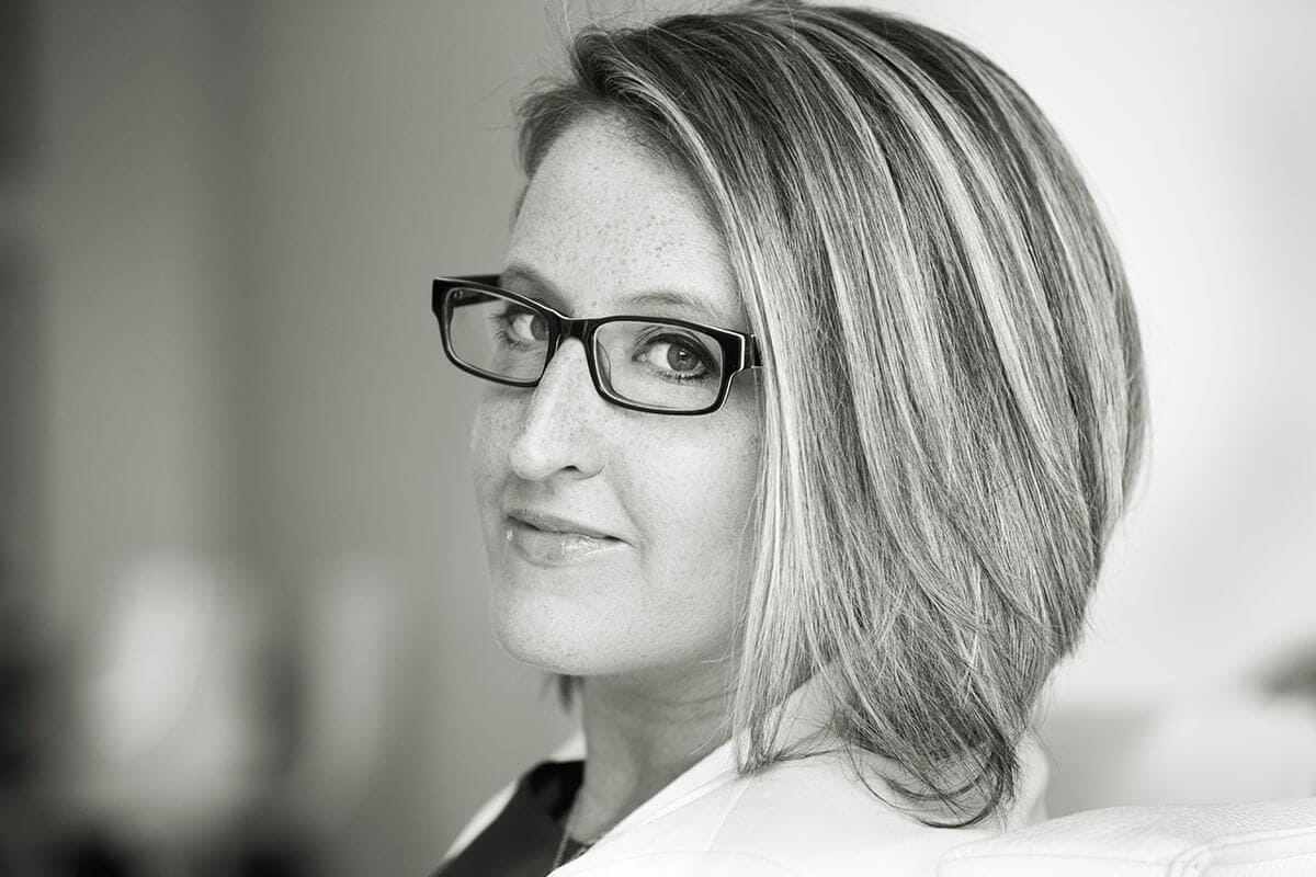 sessione fotografica ritratto professionale primo piano blond woman with glasses