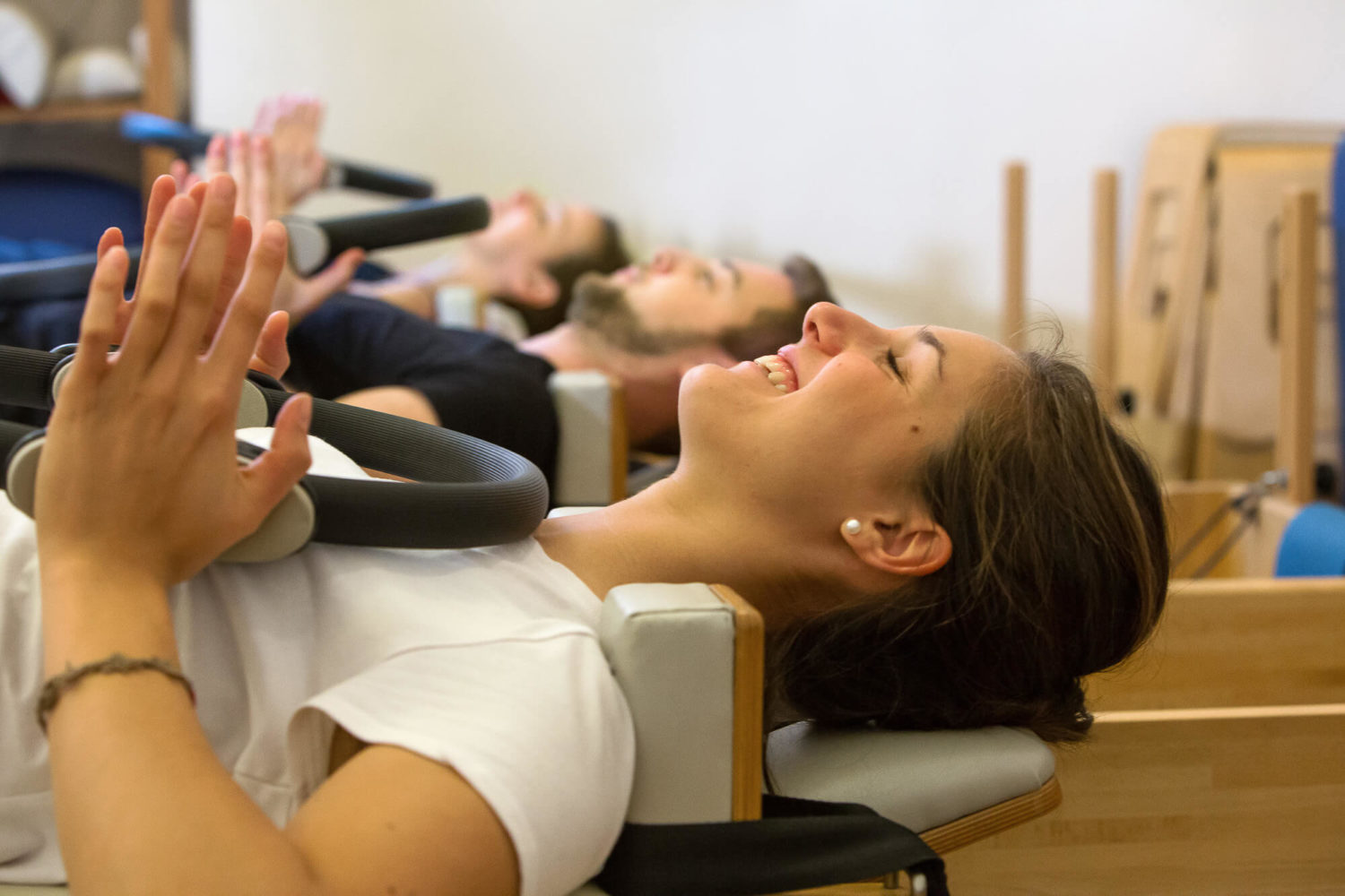 primo piano ragazza sorridente durante esercizio di pilates