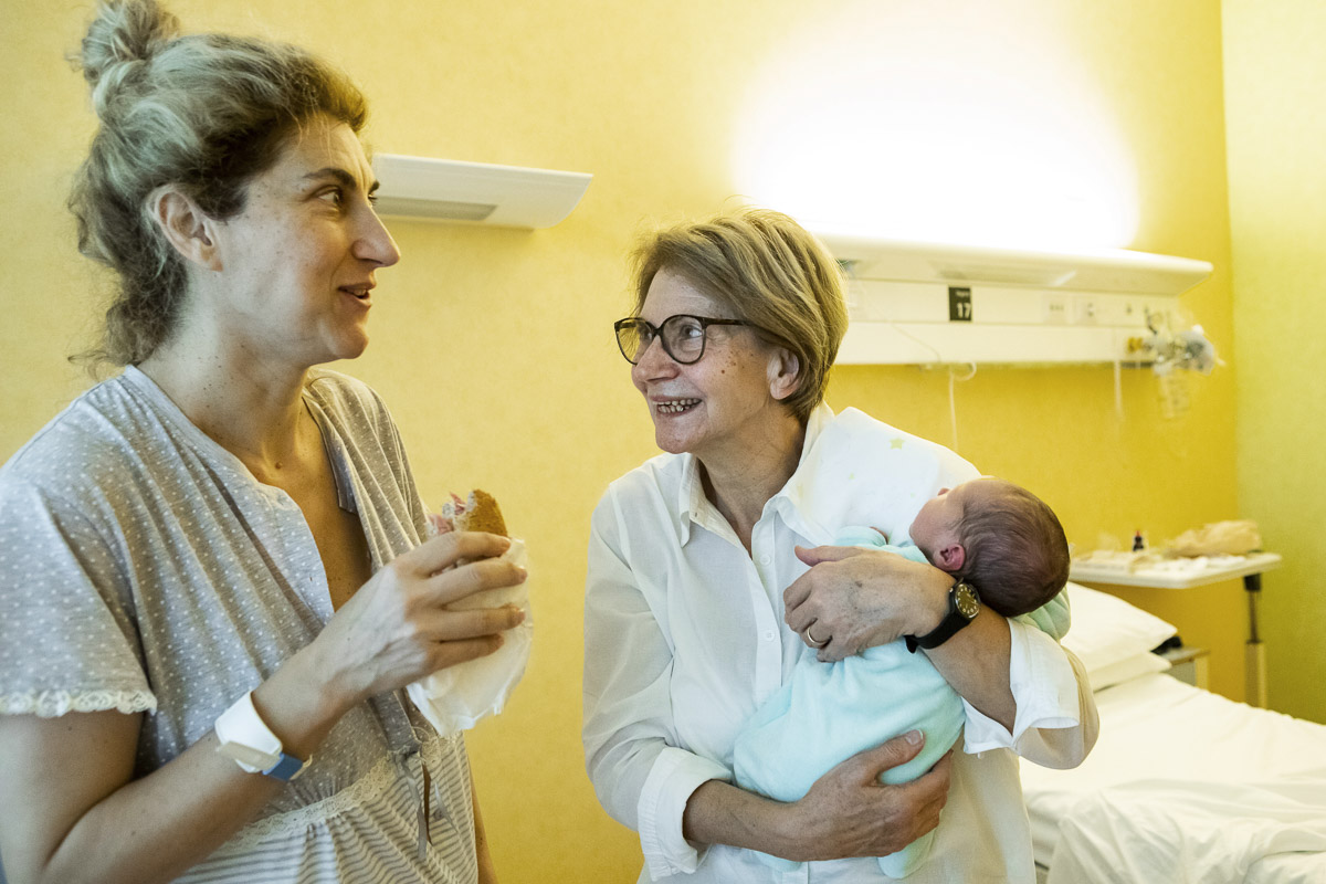 sessione fotografica documentaria neonato con la nonna