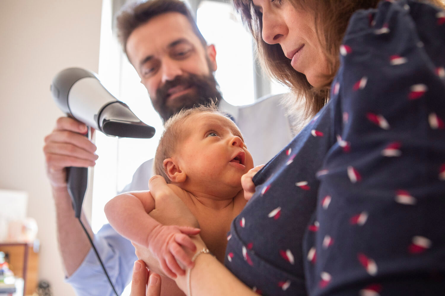 servizio fotografico neonato -neonato viene curato da mamma e papa