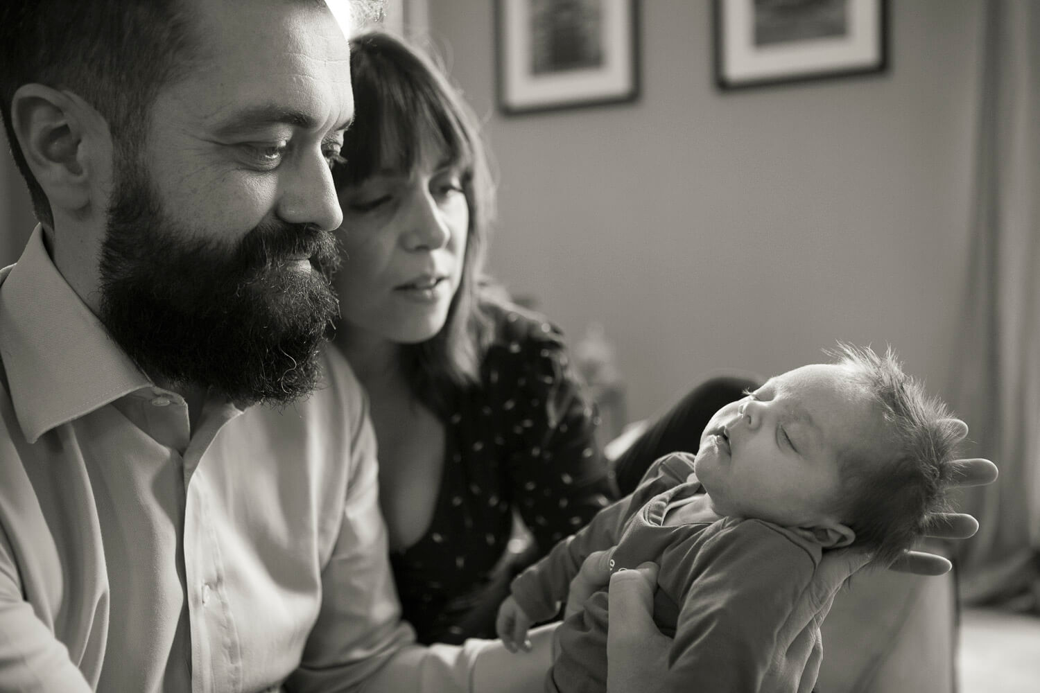 servizio foto neonato in braccio con genitori
