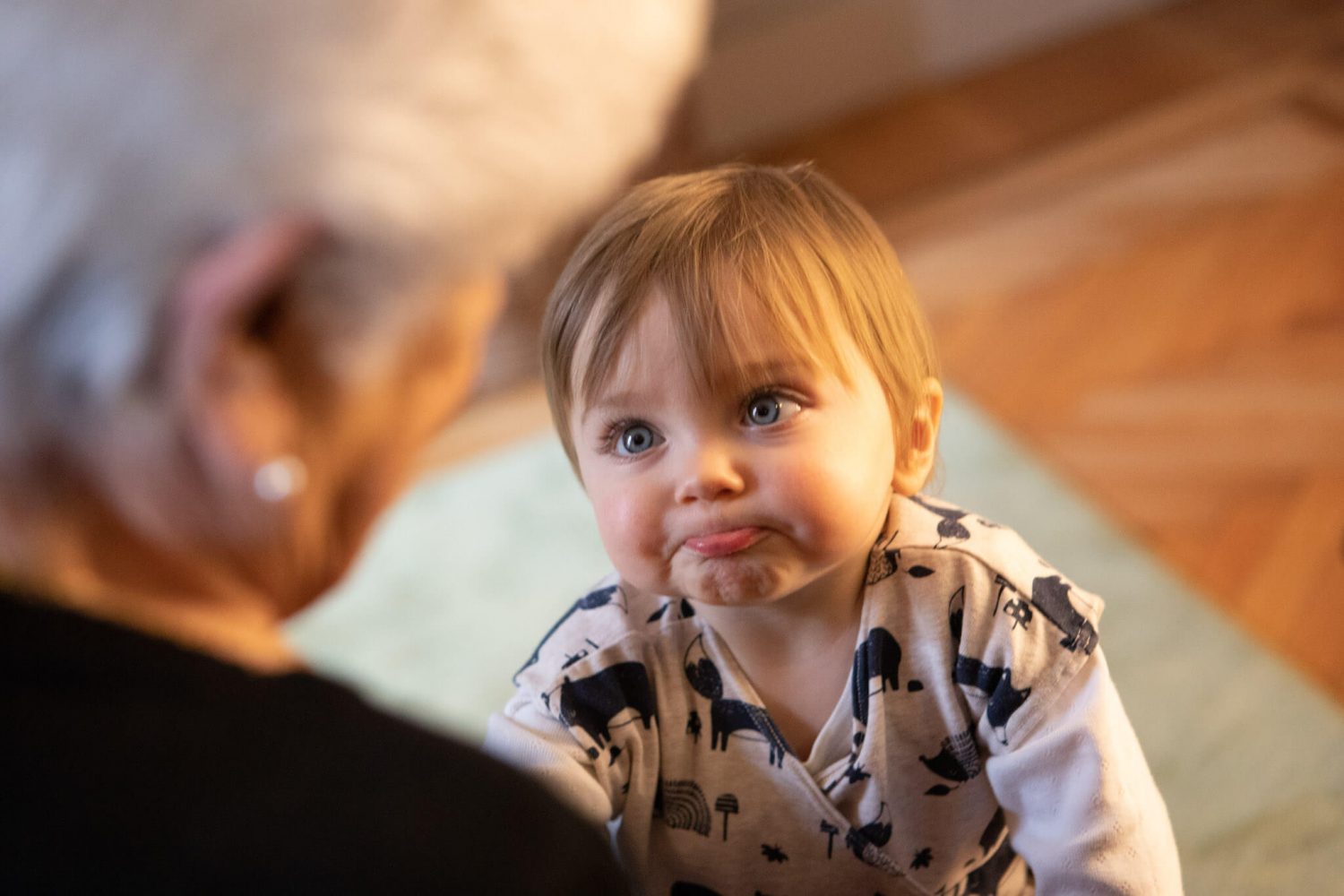 bambina piccola guarda la nonna con espressione buffa