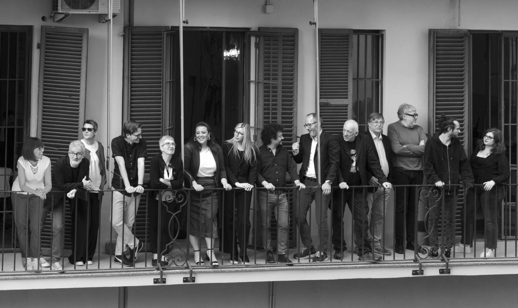 gruppo di lavoro in un ritratto informale su balcone