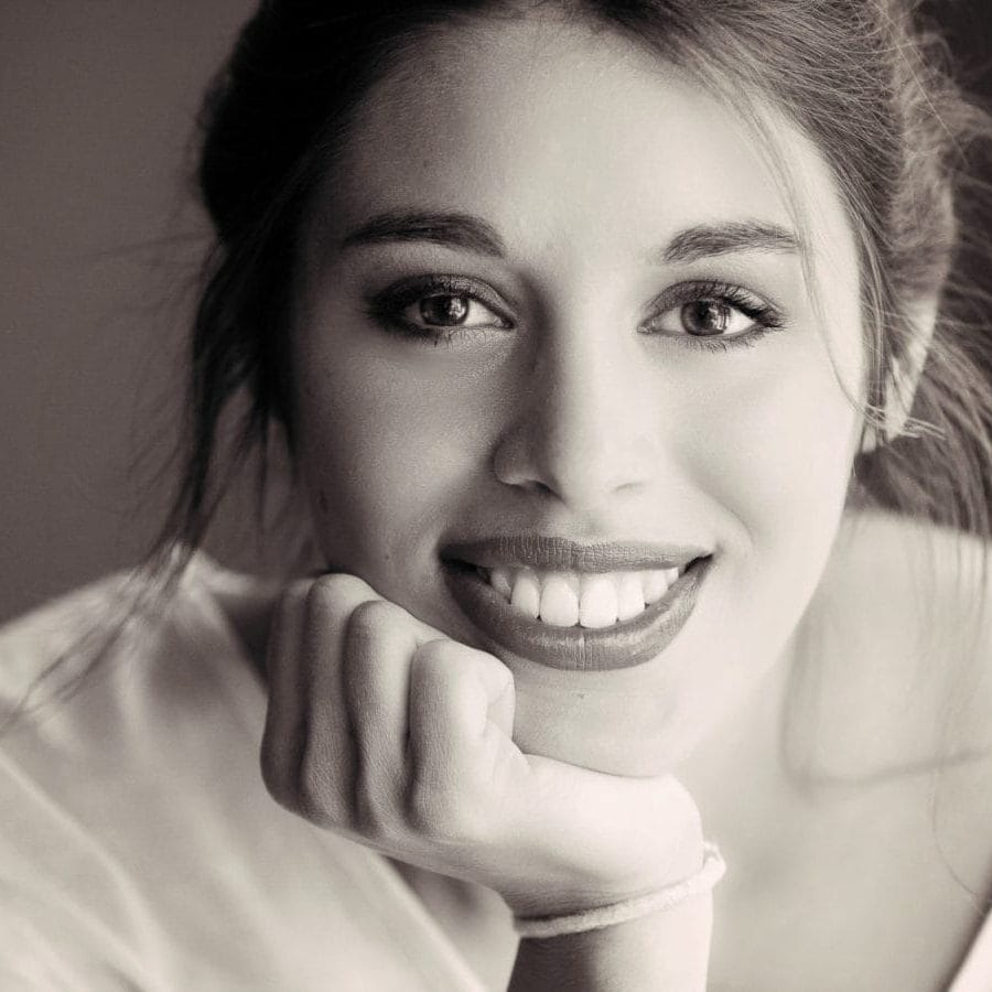 donna giovane in primo piano in bianco e nero con grande sorriso
