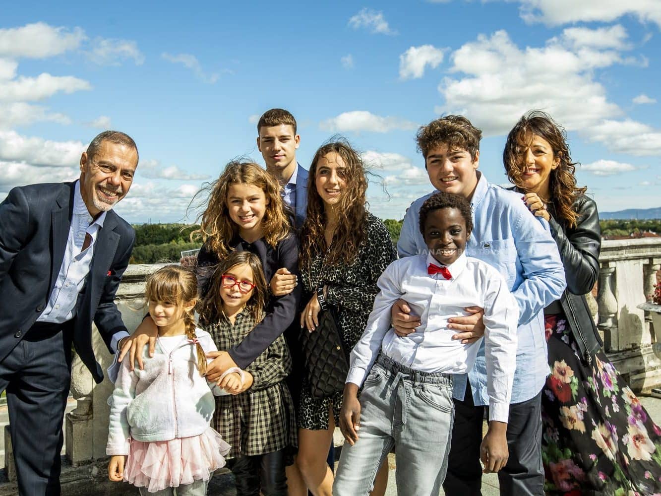 la famiglia allargata ritratta su terrazzo a venaria