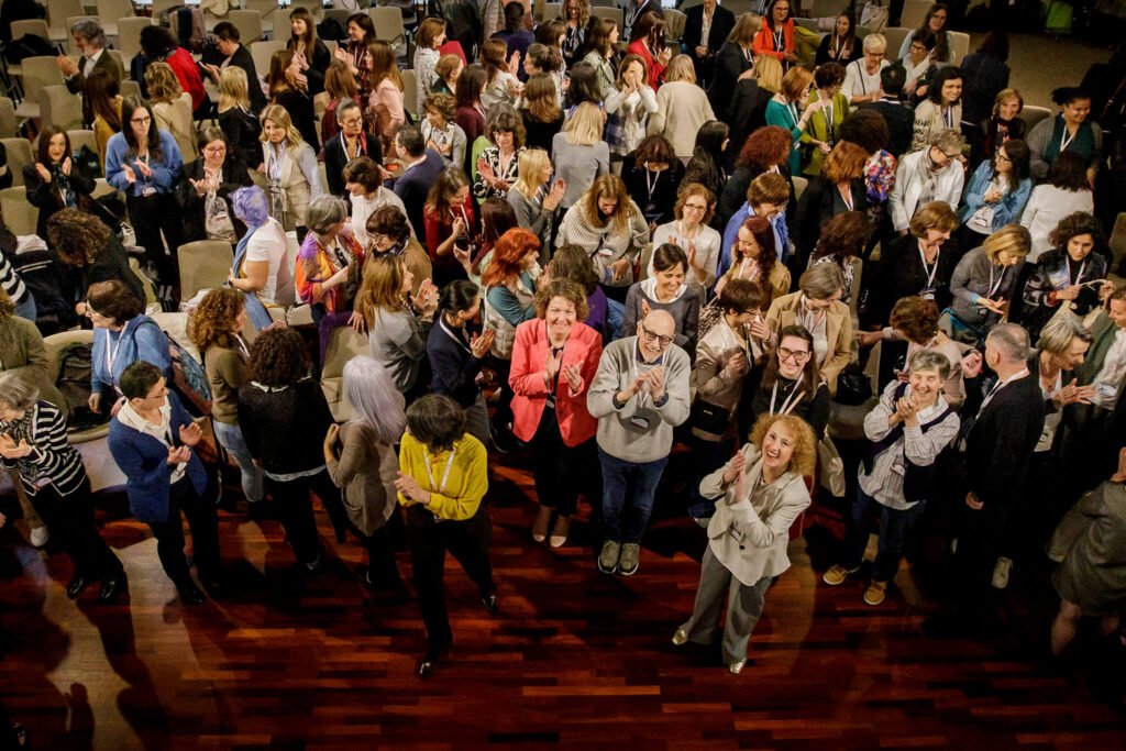 gruppo di persone alla fine del evento visto dal alto