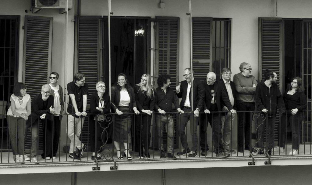 gruppo di persone vestite da ufficio su balcone del ballatoio in una interazione informale