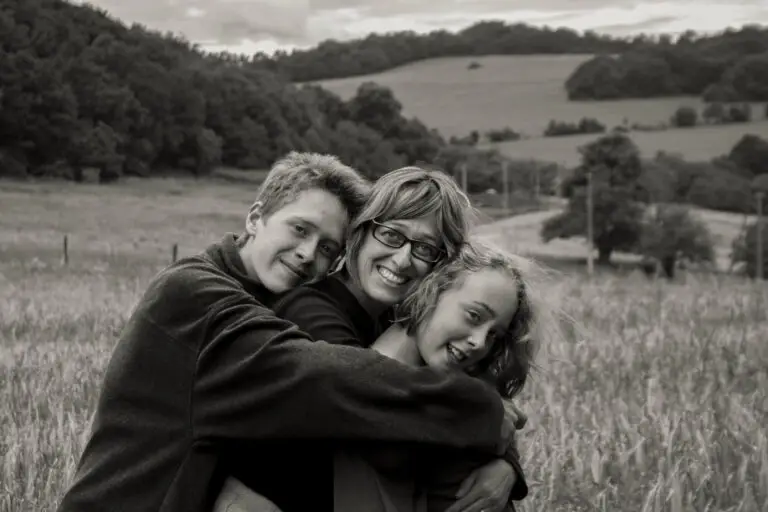 mamma con due bambini grandi con panorama paesaggio
