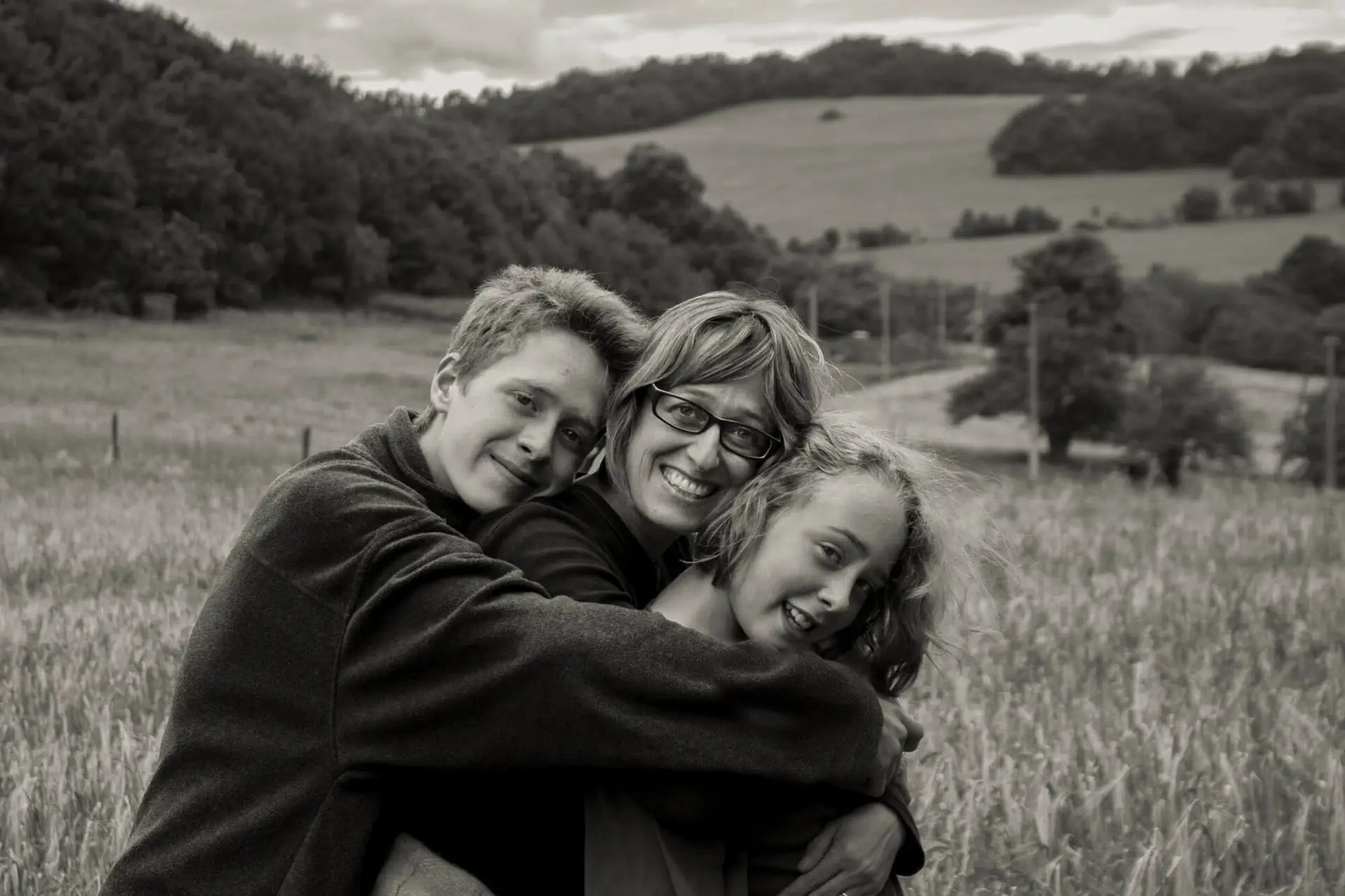 mamma con due bambini grandi con panorama paesaggio