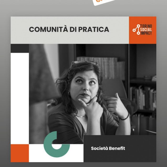 Una donna gesticola mentre parla durante una discussione. L'immagine presenta il logo e i colori di Torino Social Impact con il testo "Comunità di Pratica" e "Società Benefit". Sui bordi compaiono la maniglia di Instagram e gli hashtag.