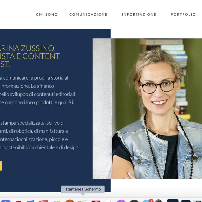 Schermata di un sito web con Marina Zussino, giornalista e content strategist. È sorridente, indossa occhiali e un gilet di jeans. Sul lato sinistro è presente una breve biografia e un pulsante giallo con la scritta Scopri chi sono.